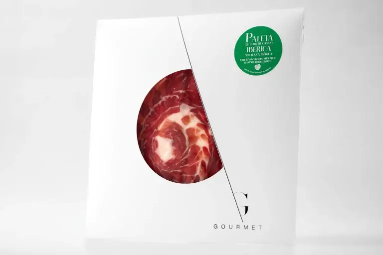 Sobre blanco cuadrado con un círculo perforado en el centro y una etiqueta verde en la esquina superior derecha.