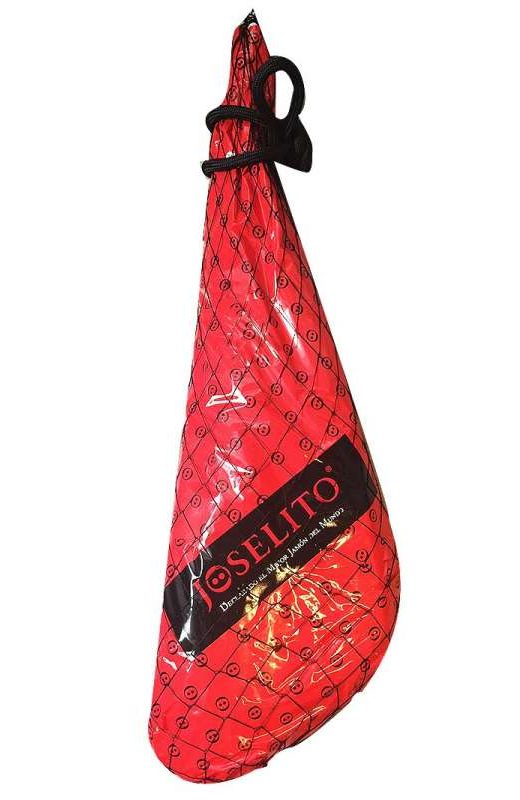 Jamón Gran Reserva de Joselito envuelto en plástico rojo con un estampado de pequeñas narices de cerdo en negro. La parte exterior está cubierta con una red negra más suelta, y la mitad inferior del jamón está sellada con una etiqueta negra que lleva el logotipo de Joselito en rojo.