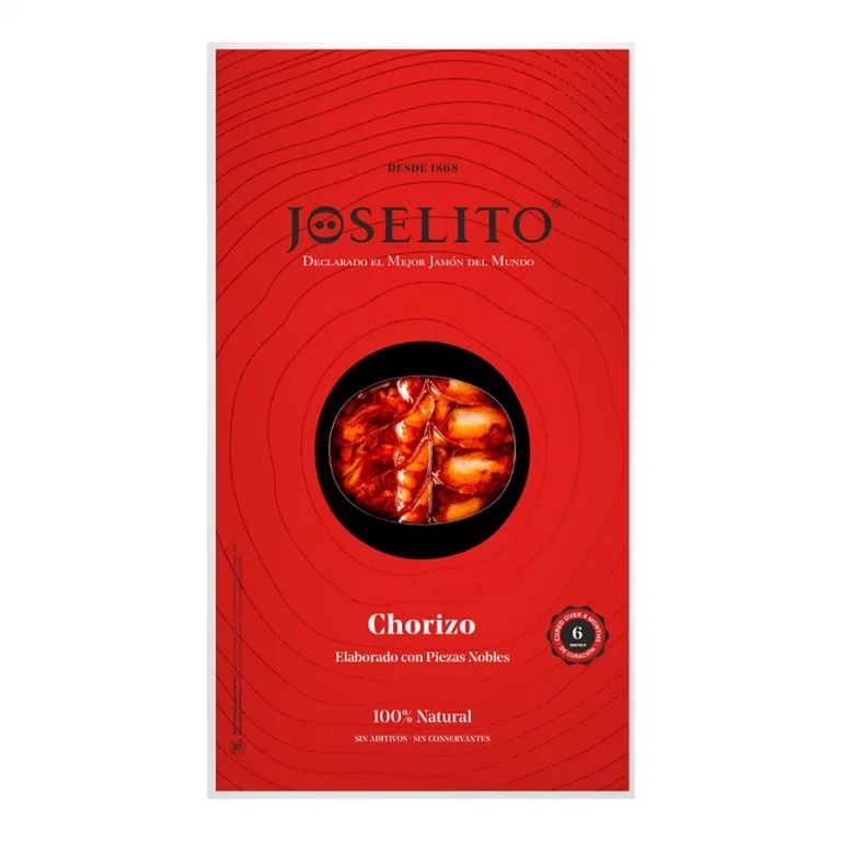 Un sobre rojo con un corte circular en el centro, mostrando chorizo Joselito loncheado envasado al vacío, con rodajas de color rojo vibrante y un atractivo veteado de grasa, resaltando su textura jugosa y sabor robusto.