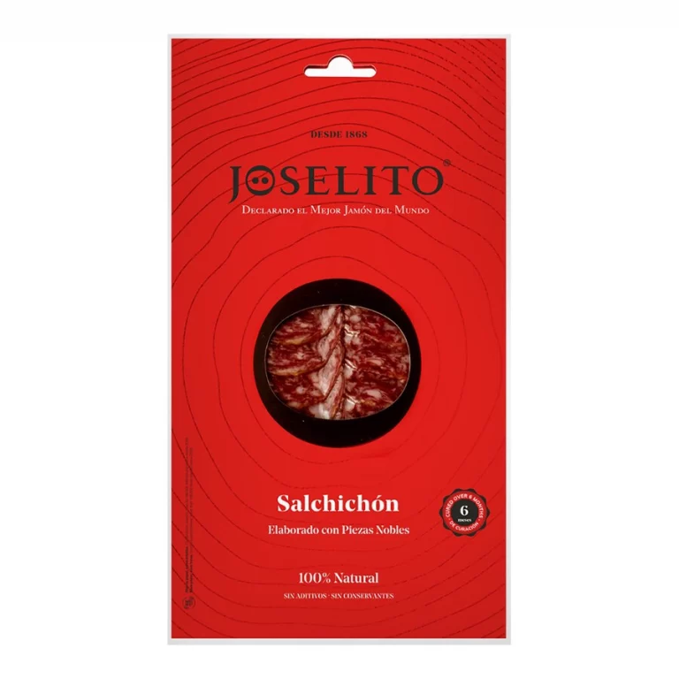 Un sobre rojo con un corte circular en el centro, mostrando salchichón Joselito loncheado envasado al vacío, con rodajas de color rojo profundo y un aspecto veteado, resaltando su textura jugosa y sabor artesanal.