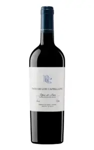Botella de vino Joven Roble, copa negra, etiqueta blanca con logotipo azul y texto descriptivo negro que dice Ribera del Duero, denominación de origen, añada 2023.