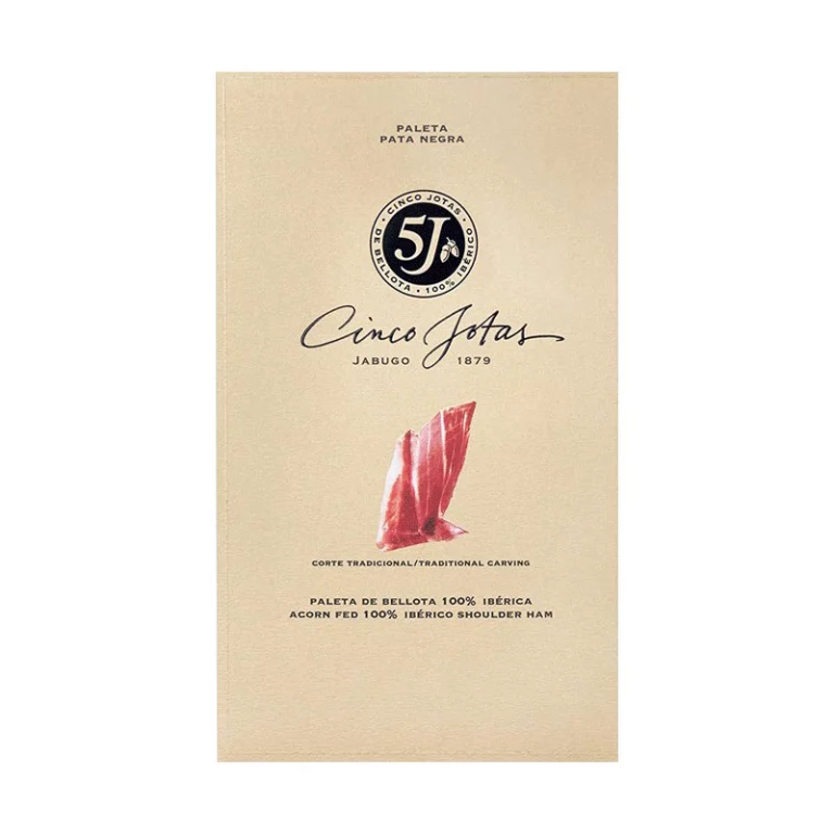 5J Paleta de Bellota 100% Ibérica 40g, en un elegante sobre cuadrado de color madera natural con el logotipo negro de Cinco Jotas en el centro. El sobre incluye una ventana transparente que muestra la paleta finamente cortada y lista para disfrutar.