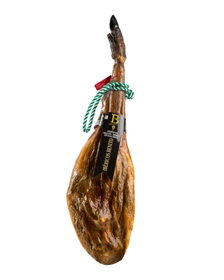 Jamon de bellota 50% ibérico, con un aspecto fresco y brillante en color amarillo dorado. Presenta una etiqueta de papel negra con el nombre de la marca en letras amarillas. Este producto proviene de cerdos de raza ibérica alimentados con bellotas, garantizando su calidad y sabor excepcionales.
