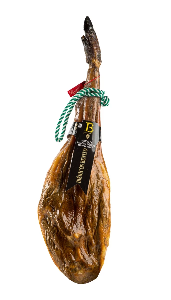 Jamon de bellota 50% ibérico, con un aspecto fresco y brillante en color amarillo dorado. Presenta una etiqueta de papel negra con el nombre de la marca en letras amarillas. Este producto proviene de cerdos de raza ibérica alimentados con bellotas, garantizando su calidad y sabor excepcionales.