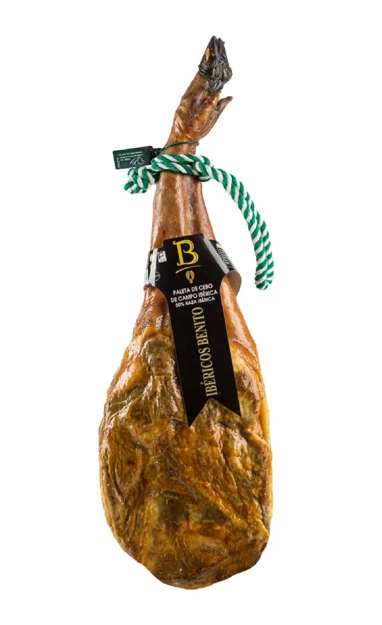 Paleta de cebo de campo ibérico 50% raza ibérica, con un aspecto fresco y aceitunado. La etiqueta de papel negro presenta el nombre de la marca en letras amarillas, destacando la calidad del producto. Ideal para degustar en ocasiones especiales o como aperitivo gourmet.