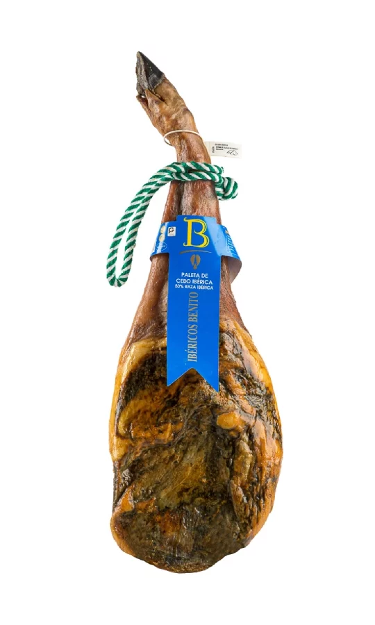 Paleta de cebo 50% ibérica de Ibéricos Benito, presentada en un color amarillo brillante y aceitoso. La pieza está adornada con una etiqueta de papel azul, que lleva inscrito el nombre de la marca en letras amarillas.