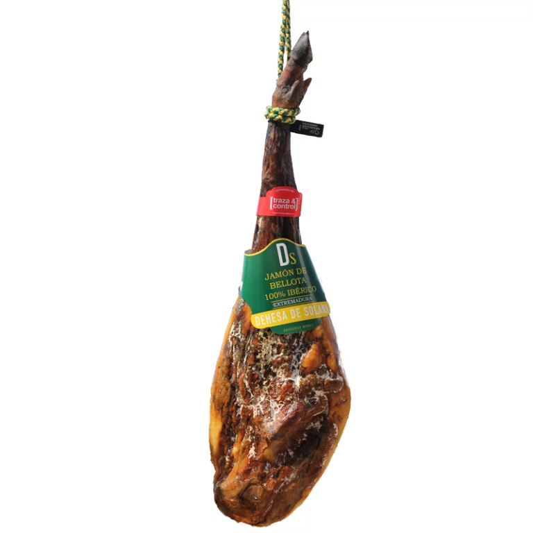 Jamón de bellota 100% ibérico de Dehesa de Solana, con un color naranja rojizo y brillante. El producto presenta un etiquetado de papel en verde oscuro, con texto amarillo que indica "100% ibérico alimentado con bellota", destacando la marca Ds.