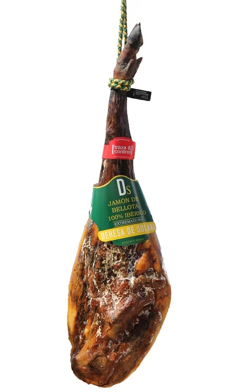 Jamón de bellota 100% ibérico de Dehesa de Solana, con un color naranja rojizo y brillante. El producto presenta un etiquetado de papel en verde oscuro, con texto amarillo que indica "100% ibérico alimentado con bellota", destacando la marca Ds.