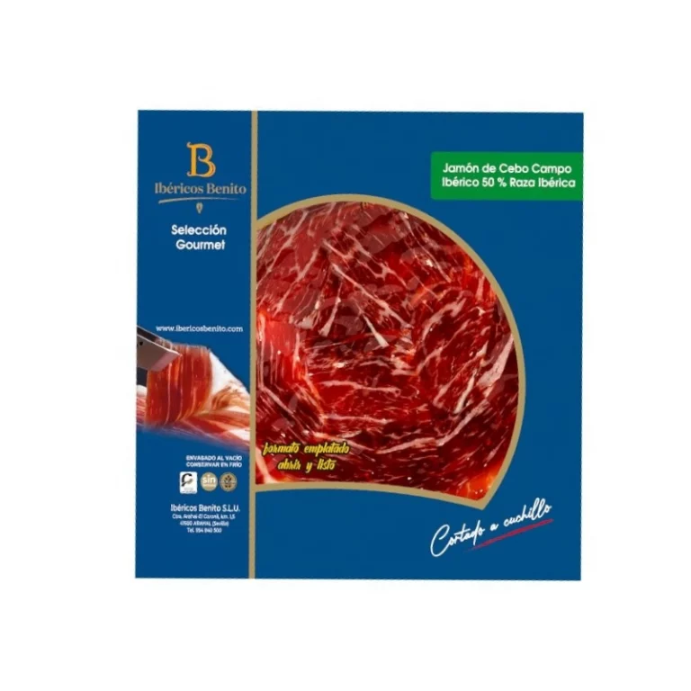 Paquete azul con un corte circular que muestra lonchas de Jamón Cebo de Campo Ibérico 50% de Ibéricos Benito, con un color rojo intenso y vetas de grasa, resaltando su jugosidad y textura delicada. El envase lleva un logo amarillo y una imagen del jamón en lonchas.