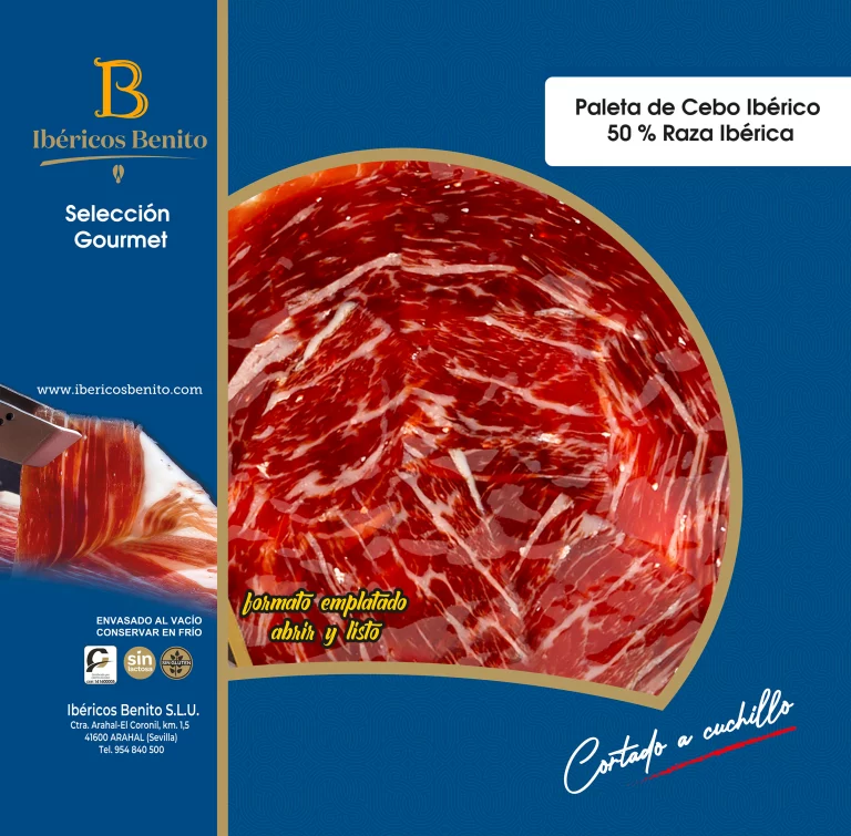 Un envase azul con un corte circular en el centro, mostrando lonchas de paleta de cebo 50% ibérica, con un color rojo brillante y vetas de grasa. El empaque presenta un logo amarillo y una imagen de las lonchas de paleta, resaltando la calidad del producto.