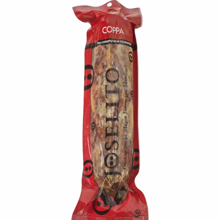 Coppa de Joselito en un envase de plástico de color rojo al vacío, con el texto "Coppa sin conservantes ni colorantes" en blanco en la parte superior. En la sección transparente del paquete, aparece el nombre de la marca "Joselito" en negro.