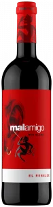 Botella de vino negra con papel rojo tanto en el precinto como en el cuerpo de la botella, con un pequeño diablo negro susurrando al oído en el papel rojo de la botella, un logotipo blanco con mezcla roja escrito en pequeñas letras negras, y El rebelde escrito en letras rojas sobre fondo blanco en la parte inferior.