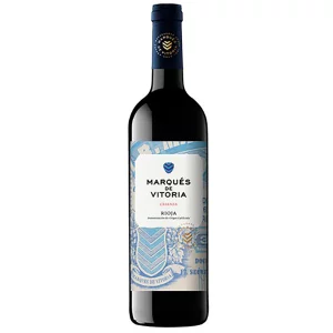 Botella de vino tinto de color negro con cápsula azul oscuro, en la que se encuentra inscrito en dorado el nombre "Marqués de Vitoria Bodegueros desde 1861". La etiqueta del cuerpo de la botella es de color azul claro con un diseño de dibujo a mano, donde aparece en negro el nombre de la marca "Marqués de Vitoria", seguido en letras rojas de "Crianza 2021", indicando que proviene de la denominación de origen Rioja.