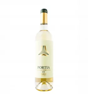 Botella de vino transparente con un tono dorado suave, con un toque amarillo verdoso. La etiqueta es de un color amarillo claro con toques verdes, con el logo y la marca "Portia" en el centro.