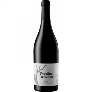Botella de vino negra con precinto negro, pegatina blanca en el fondo de la botella con troncos de árboles muertos con rayas oscuras, logotipo negro con &ENEKO en letras negras y Rioja en la parte inferior.