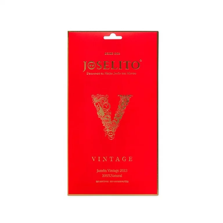 Un sobre rojo con un corte circular en el centro, mostrando jamón Joselito Vintage loncheado envasado al vacío, con lonchas de color rojo profundo y veteado de grasa dorada, resaltando su textura exquisita y sabor único.