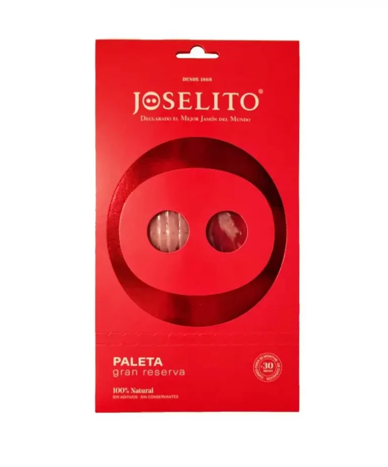 Un sobre rojo con un corte circular en el centro, revelando un trozo de jamón ibérico Joselito Paleta Gran Reserva envasado al vacío, con un color rojo oscuro y vetas de grasa blanca, resaltando su textura jugosa.