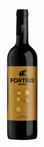 Botella de vino tinto, con cápsula negra, cuerpo de botella color negro. La etiqueta en la botella es de color dorado, con el nombre de la marca ‘Fortius’ en negro, e indica que el origen es Navarra