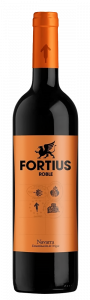 Botella de vino tinto, con cápsula naranja, cuerpo de botella color negro. La etiqueta en la botella es de color naranja, con el nombre de la marca ‘Fortius’ en negro, e indica que el origen es Navarra