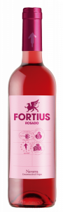 Botella de vino tinto, con cápsula rosada, cuerpo de botella color rosa. La etiqueta en la botella es de color rosa, con el nombre de la marca ‘Fortius’ en rosa, e indica que el origen es Navarra