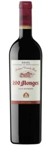 Botella de vino tinto, con cápsula de color marrón, cuerpo de botella color negro. La etiqueta en la botella es de color blanco, escrito 200 monges gran reserva 2008. Denominación de origen en Rioja.