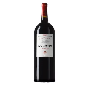 Botella de vino tinto, con cápsula de color rojo, cuerpo de botella color negro. La etiqueta en la botella es de color blanco, escrito 200 monges reserva 2014. Denominación de origen en Rioja.1.5L