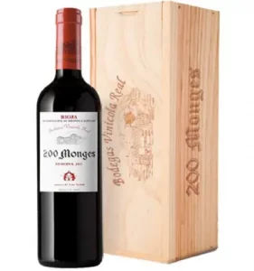 Botella de vino tinto, con cápsula de color rojo, cuerpo de botella color negro. La etiqueta en la botella es de color blanco, escrito 200 monges reserva 2014. Denominación de origen en Rioja.3L