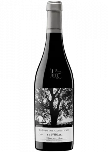 Botella de vino tinto, con cápsula de color rojo oscuro, cuerpo de botella color negro. La etiqueta en la botella es de color blanco, escrito valbuena 5 2020. Denominación de origen en Ribera de Duero.