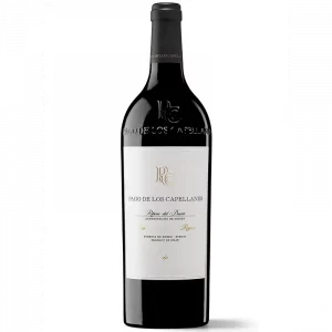 Botella de vino tinto, con cápsula de color negro, cuerpo de botella color negro. La etiqueta en la botella es de color blanco, escrito Pago de los Capellanes Tinto Reserva 2021. Denominación de origen en Ribera de Duero.