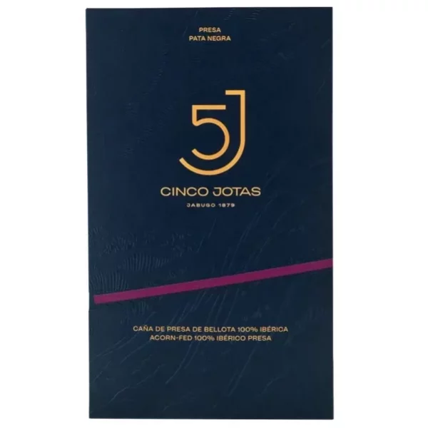 Caña de presa Cinco Jotas de 80 gramos en un envoltorio de papel en forma de sobre de color azul oscuro, con un logotipo dorado y una banda de color púrpura alrededor.