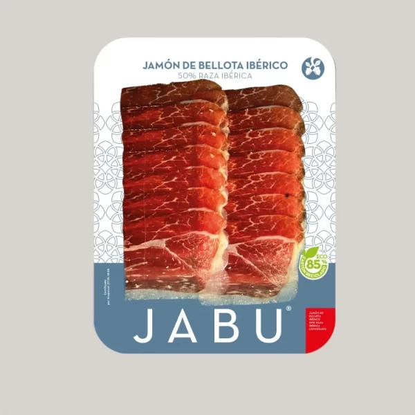 Blíster de Jamón de Bellota Ibérico 50% raza Ibérica, presentado en una base de cartón azul y blanco, con un envase de plástico transparente en vacío. La parte inferior del cartón lleva impreso el nombre de la marca JABU en color blanco.