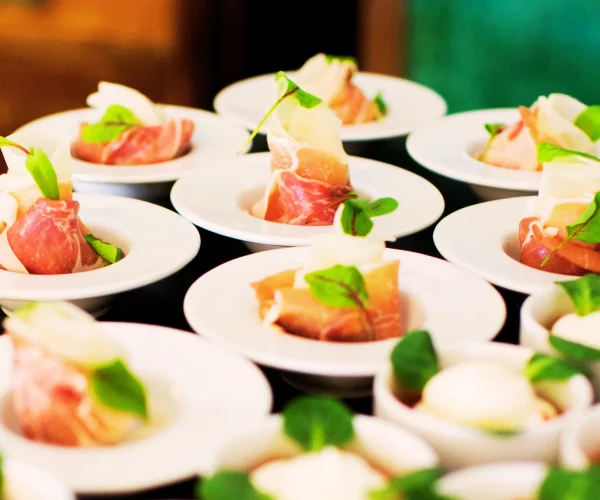 jamón serrano servido en platillos