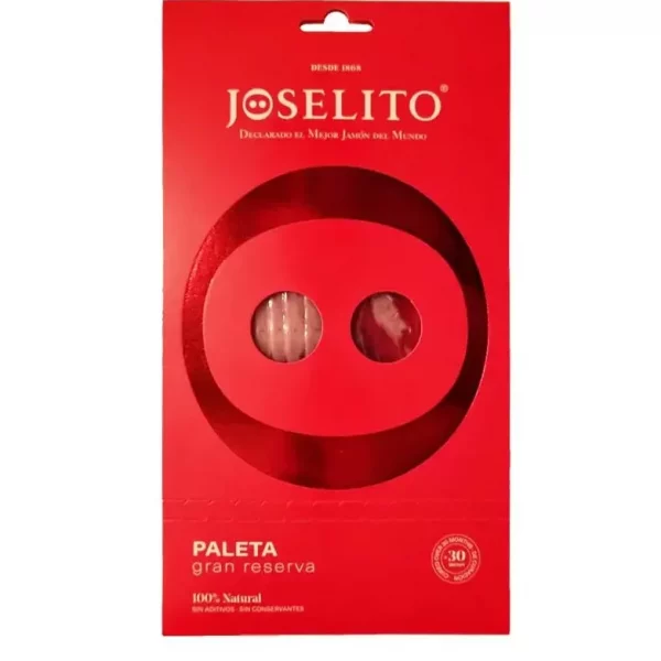 Un sobre rojo con un corte circular en el centro, revelando un trozo de jamón ibérico Joselito Paleta Gran Reserva envasado al vacío, con un color rojo oscuro y vetas de grasa blanca, resaltando su textura jugosa.